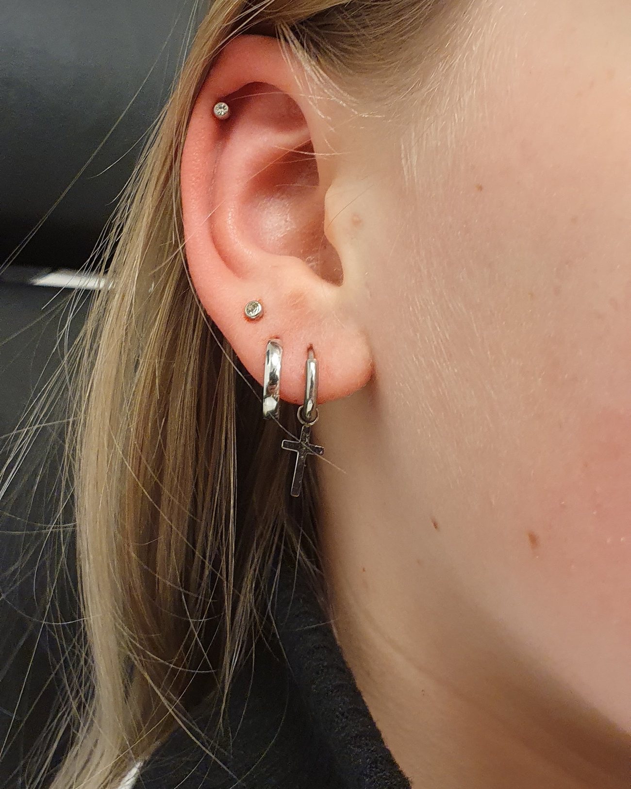Oor met een helix en piercings in de lel