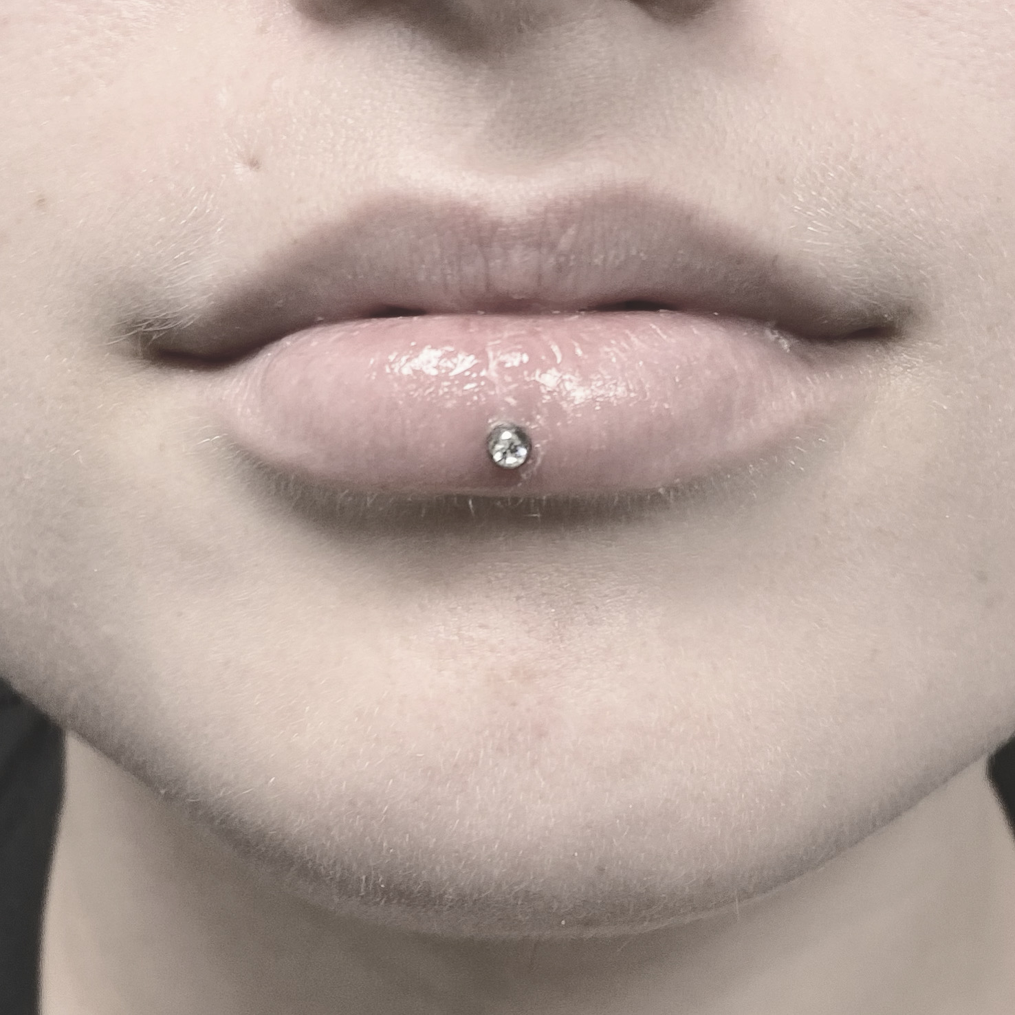 Lippiercing met een titanium balletje